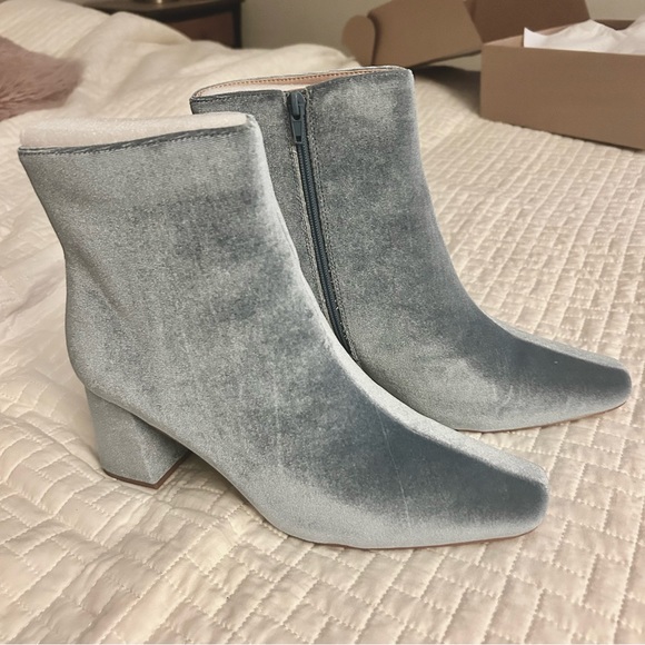 Journee Collection Blue Velvet Chunky Block Heel Hazara Bootie Size 11 - Picture 6 of 7